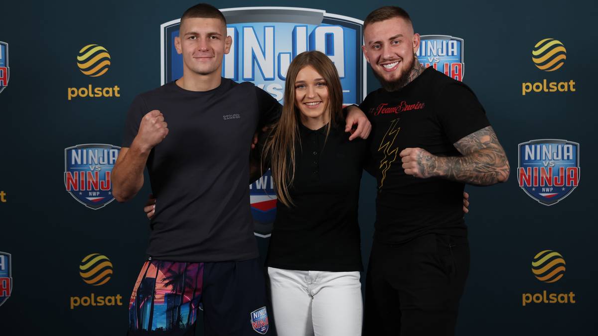 Trzy osoby stojące na tle z logo "Ninja vs Ninja". Po lewej mężczyzna w szarej koszulce i kolorowych spodenkach, zaciska pięść. Pośrodku młoda kobieta w czarnej bluzce i białych spodniach, uśmiechnięta. Po prawej mężczyzna w czarnej koszulce z tatuażami na ramionach, zaciska pięść.