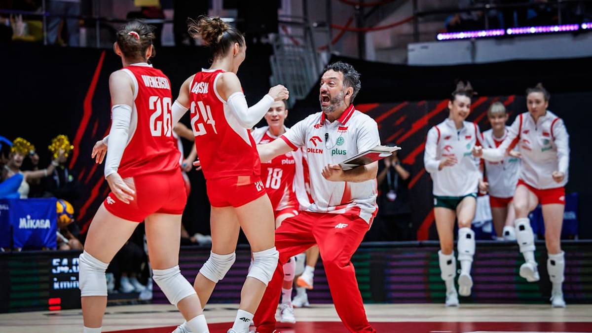Siatkarki Polski w czerwonych strojach z białymi numerami świętują zdobycie punktu. Trener w koszulce z orłem na piersi cieszy się z drużyną.