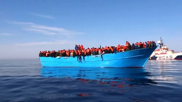 Spada liczba migrantów docierających do Włoch