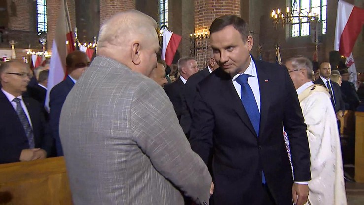 Andrzej Duda i Lech Wałęsa uścisnęli sobie dłonie. W kościele rozległy się brawa