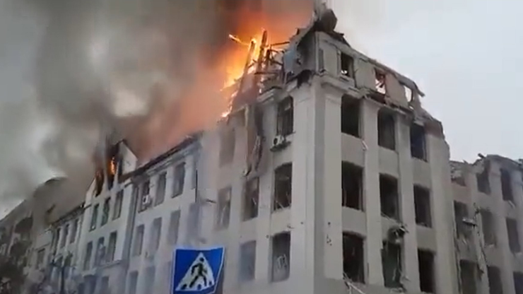 Wojna w Ukrainie. Przez całą noc płonie uczelnia wojskowa w Charkowie po ataku lotniczym. Są ofiary