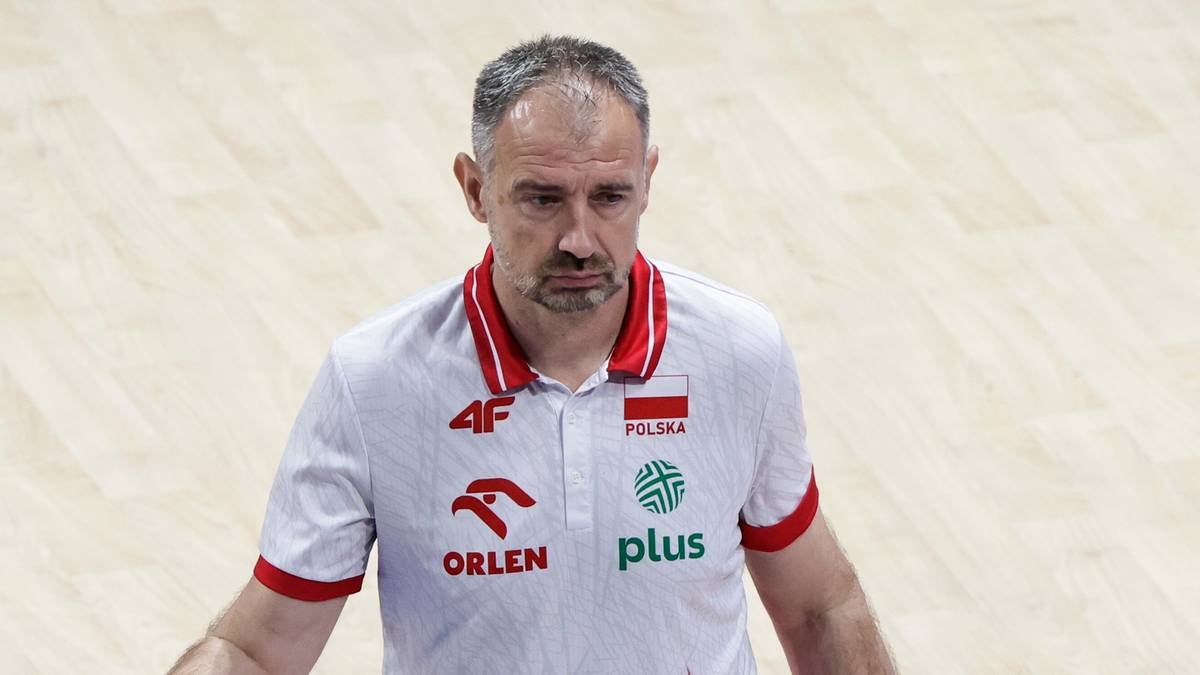 Portret mężczyzny w koszulce reprezentacji Polski w siatkówce, z napisem "Polska" na piersi.