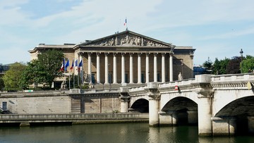 Francja przyjęła kontrowersyjną ustawę antyterrorystyczną. Stan wyjątkowy zostanie zniesiony 1 listopada