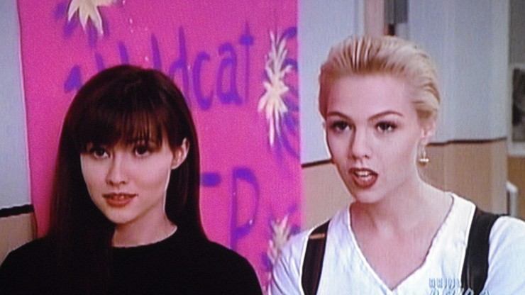 Gwiazda "Beverly Hills 90210" walczy z rakiem. Pokazała, jak obcina włosy