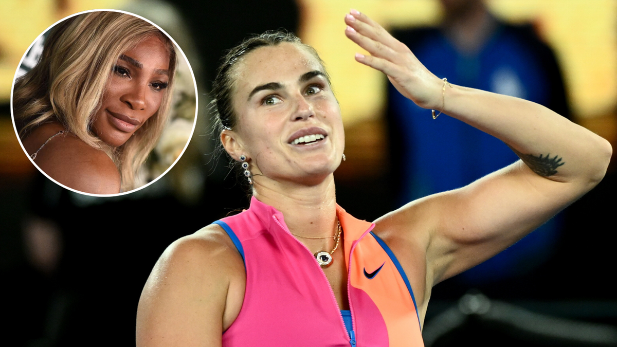 Aryna Sabalenka podczas meczu tenisowego, z wizerunkiem Sereny Williams w rogu.