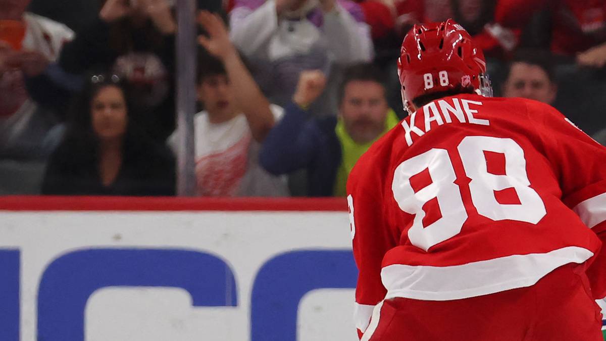 Dw&oacute;ch hokeist&oacute;w rywalizuje na lodowisku.