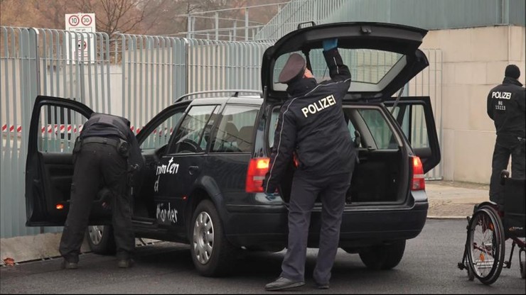 Niemcy: samochód wjechał w bramę urzędu kanclerskiego. Zagadkowy napis na karoserii