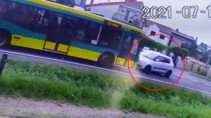 Śląskie. Czołowe zderzenie skody z miejskim autobusem w Wieszowie. Policja opublikowała nagranie