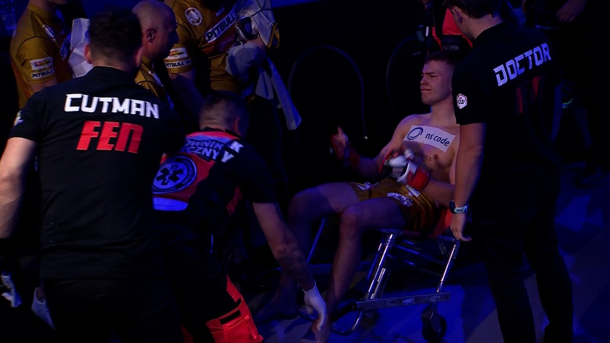 Dramat zawodnika MMA. Opuścił halę na wózku (WIDEO)
