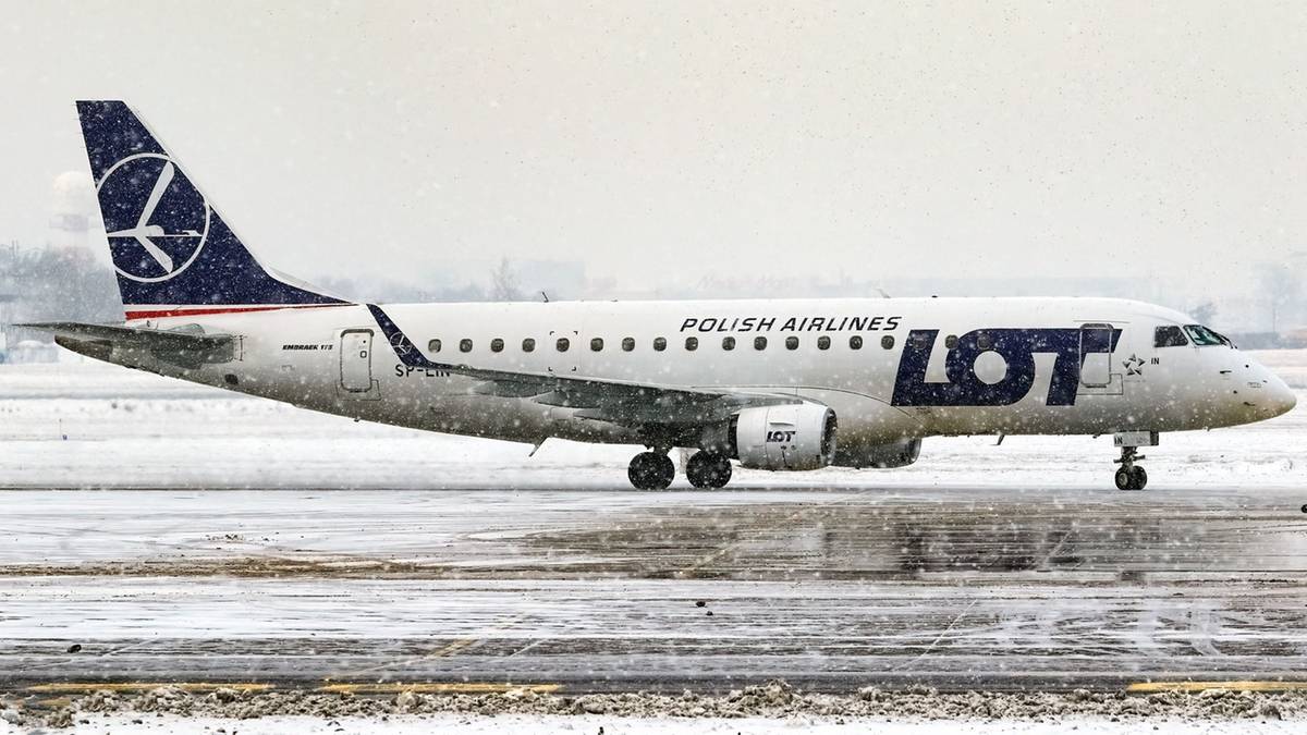 Samolot PLL LOT na tle zimowego krajobrazu.
