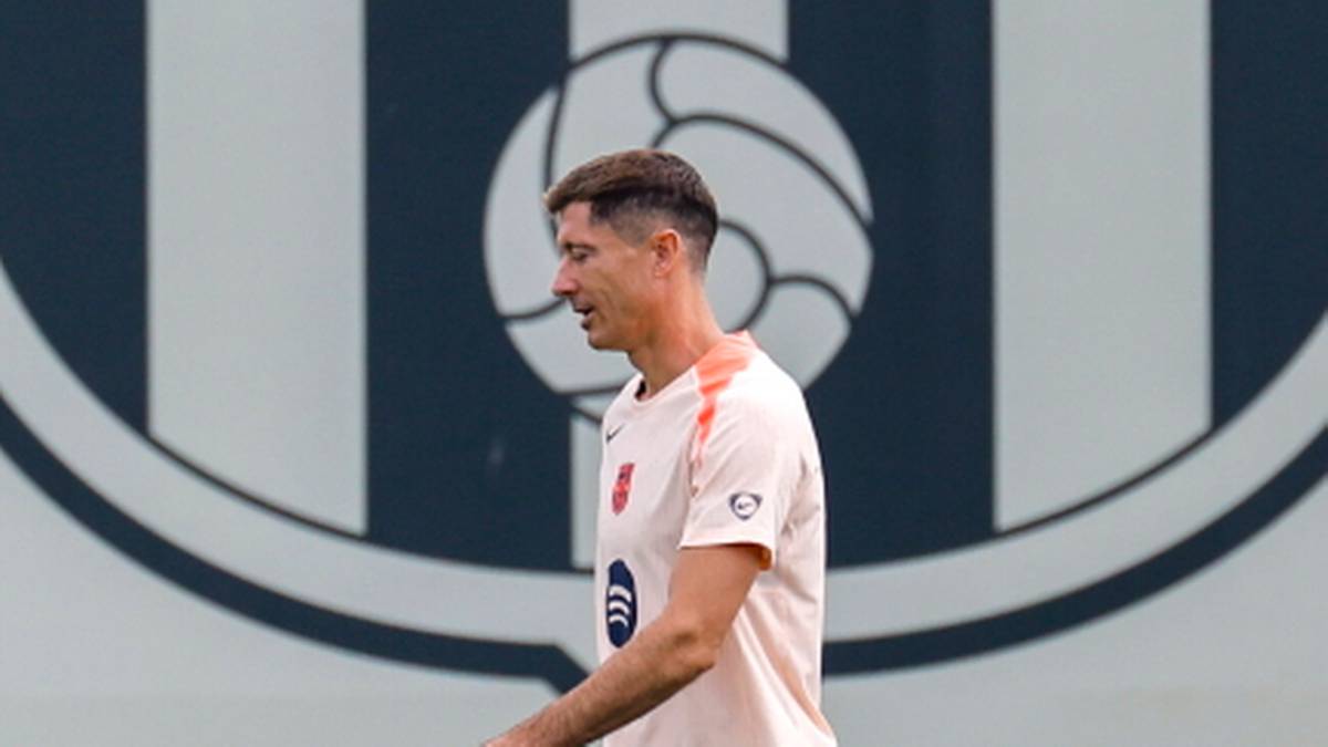 Portret Roberta Lewandowskiego, widoczny od pasa w górę, patrzącego w bok. Na jego jasnej koszulce znajduje się okrągłe logo z niebieskim symbolem. W tle widać fragment dużego logo klubu z pionowymi pasami.