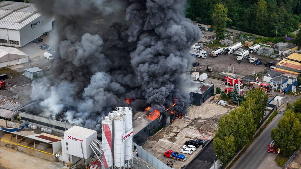 Pożar w Siemianowicach Śląskich. Spłonęła hala, w środku tworzywa sztuczne