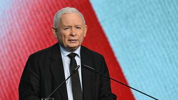 Jarosław Kaczyński przemawia za m&oacute;wnicą.