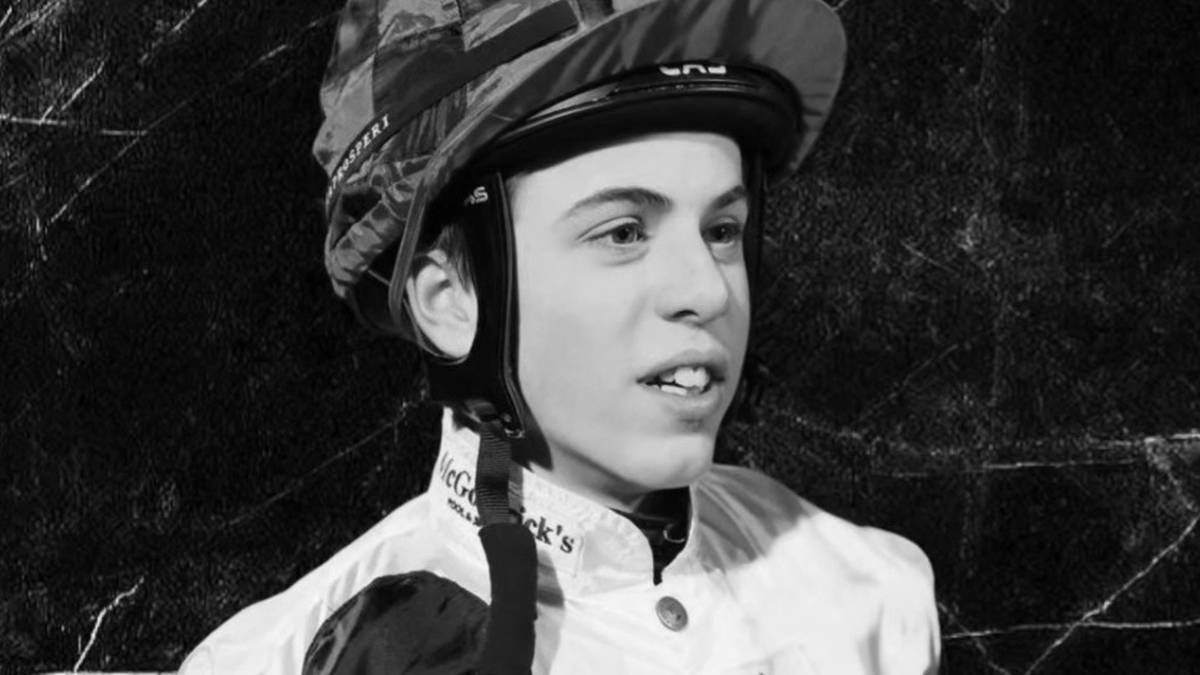 Portret Tommiego Jakesa, młodego dżokeja w stroju wyścigowym.