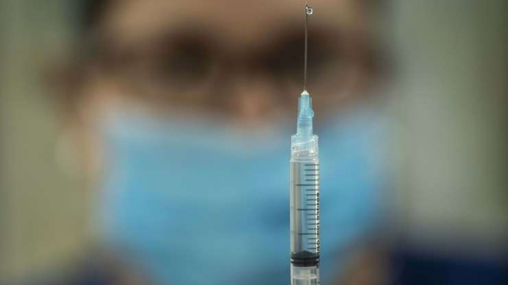 "Warto zakażać koronawirusem ochotników". Naukowcy o testach szczepionek