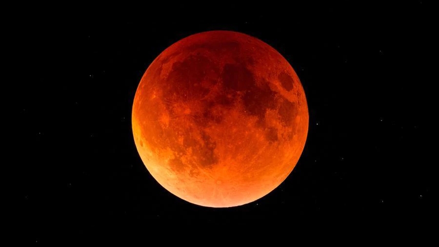 Maksymalna faza całkowitego zaćmienia Księżyca. Fot. NASA.