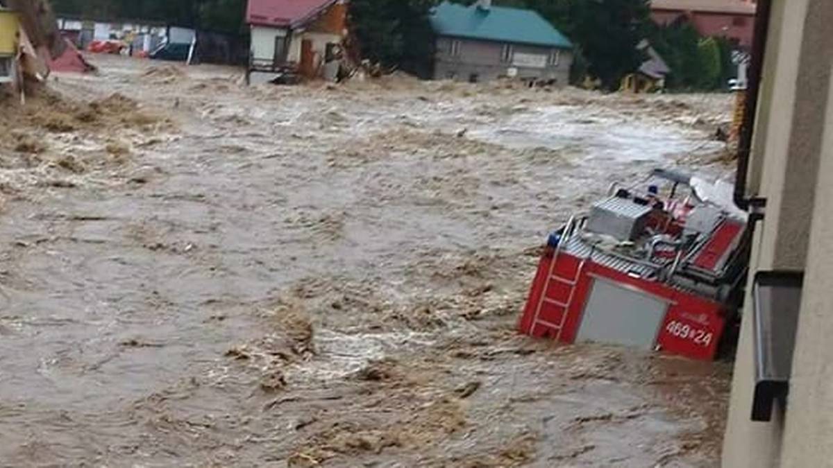 Przerwana tama w Stroniu Śląskim. Woda zalała miasto, wstrząsające nagranie