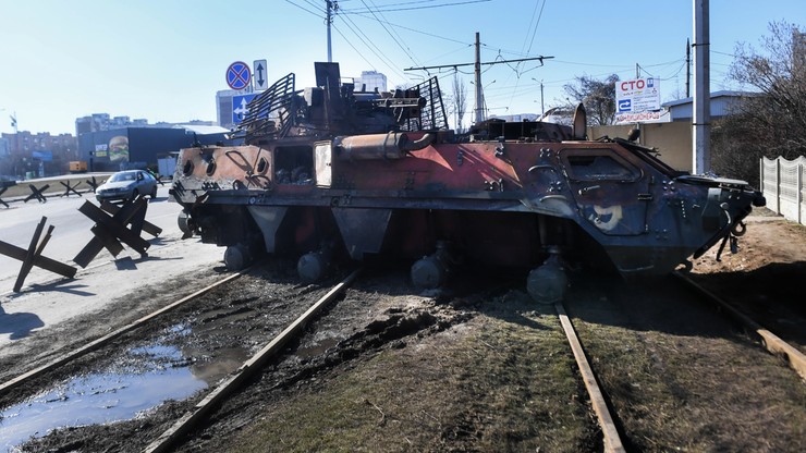 Wojna w Ukrainie. Rosjanie zostawiają zwłoki poległych w workach, leżą pod gołym niebem