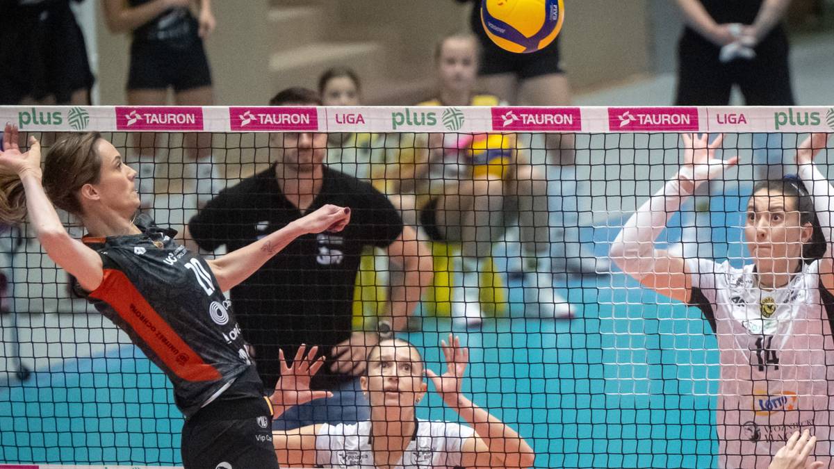 Dwie siatkarki w akcji przy siatce, jedna z nich pr&oacute;buje zaatakować, druga ją blokuje.