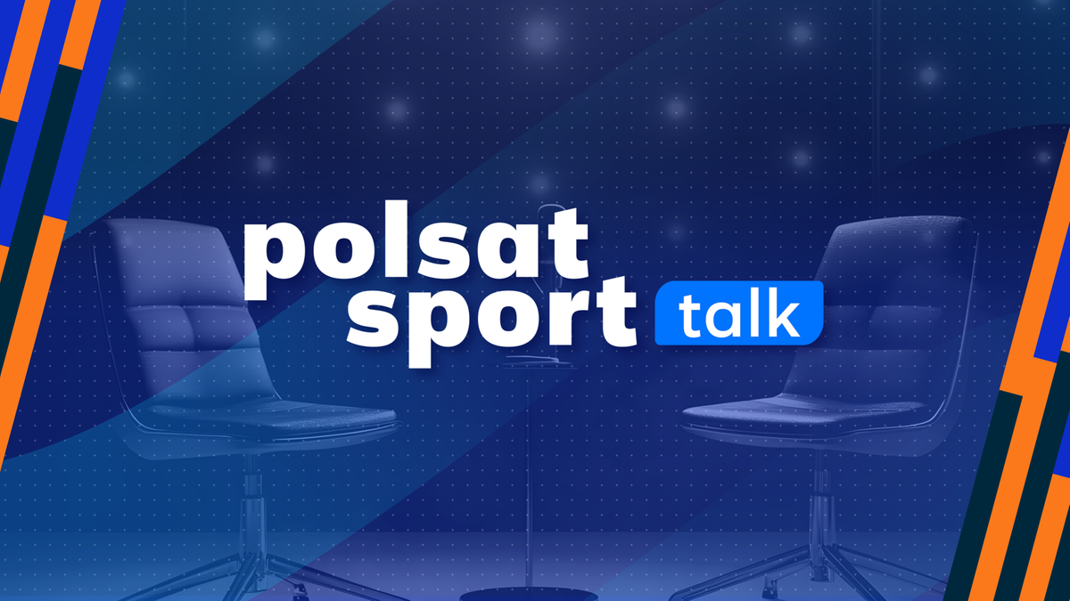 Dwa ciemne fotele w studiu telewizyjnym z logo "Polsat Sport Talk".