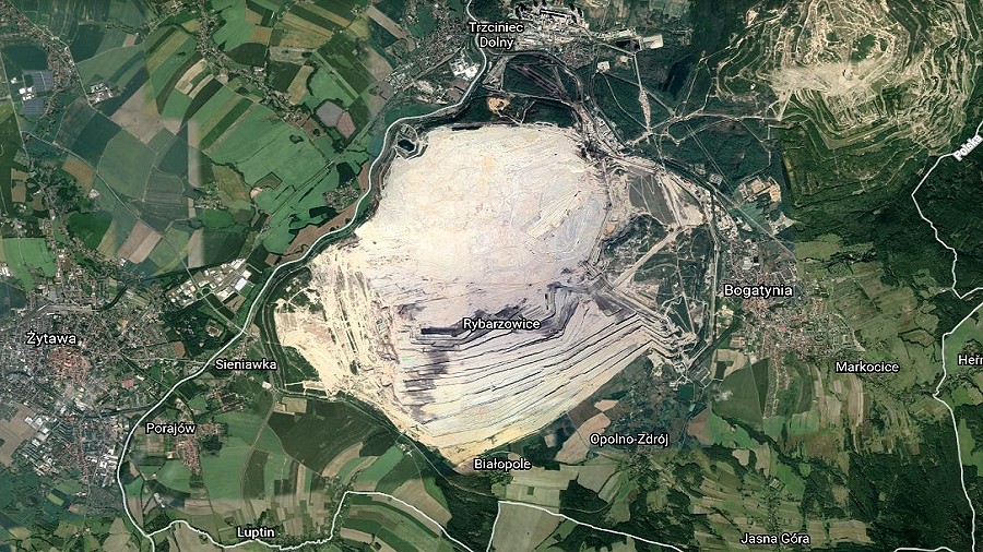 Zdjęcie satelitarne kopalni odkrywkowej węgla brunatnego Turów w 2020 roku. Fot. Google Earth / TwojaPogoda.pl