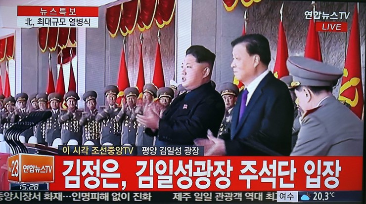 Kim Dzong Un podczas defilady: Korea jest gotowa na wojnę