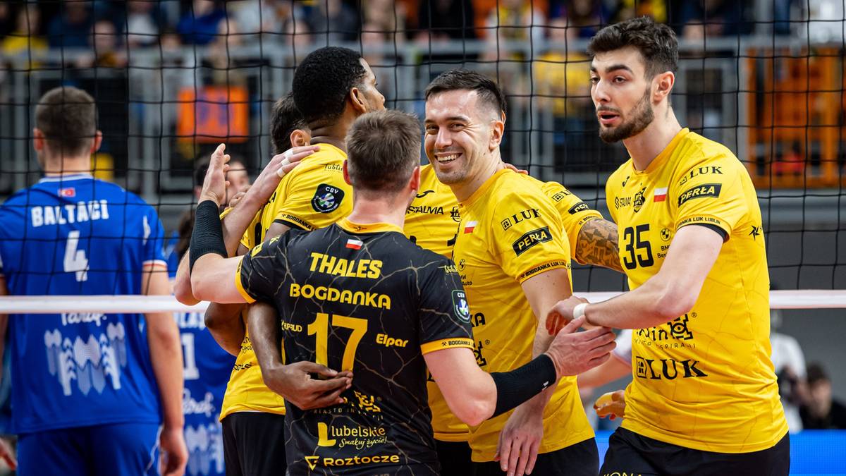 Siatkarze drużyny Bogdanka LUK Lublin świętują zdobyty punkt, przytulając się na boisku siatkarskim.