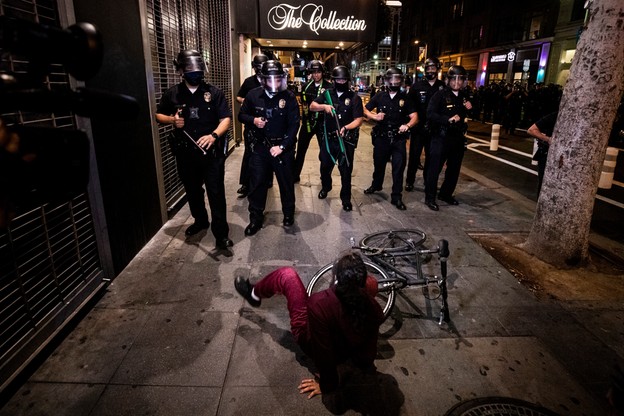Kobieta spada z roweru przed blokadą policji