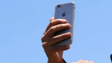 Chciał zrobić niepowtarzalne selfie. Zepchnął kobietę do rwącej rzeki