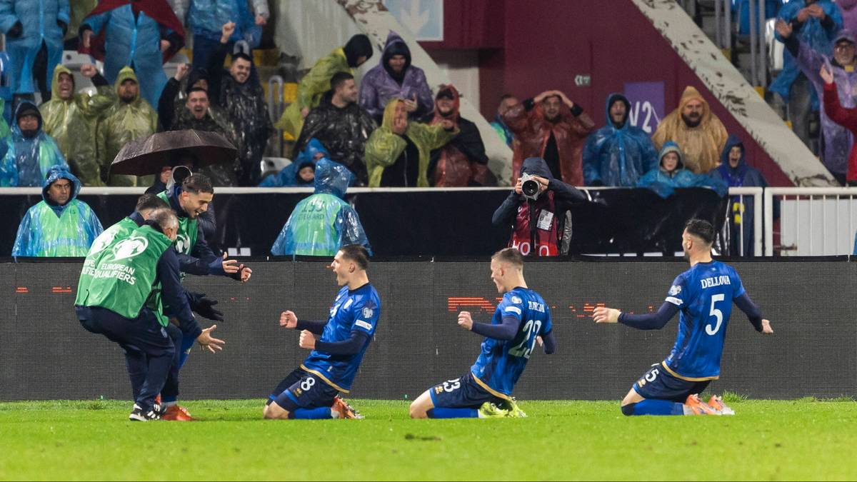 Piłkarze świętujący bramkę na boisku.