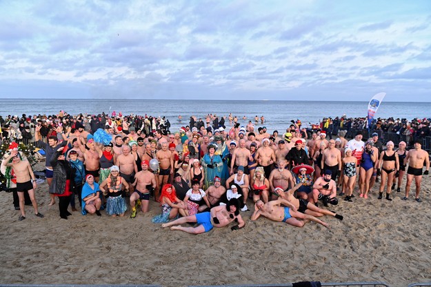 Ponad 150 "morsów" powitało Nowy Rok kąpielą w Bałtyku