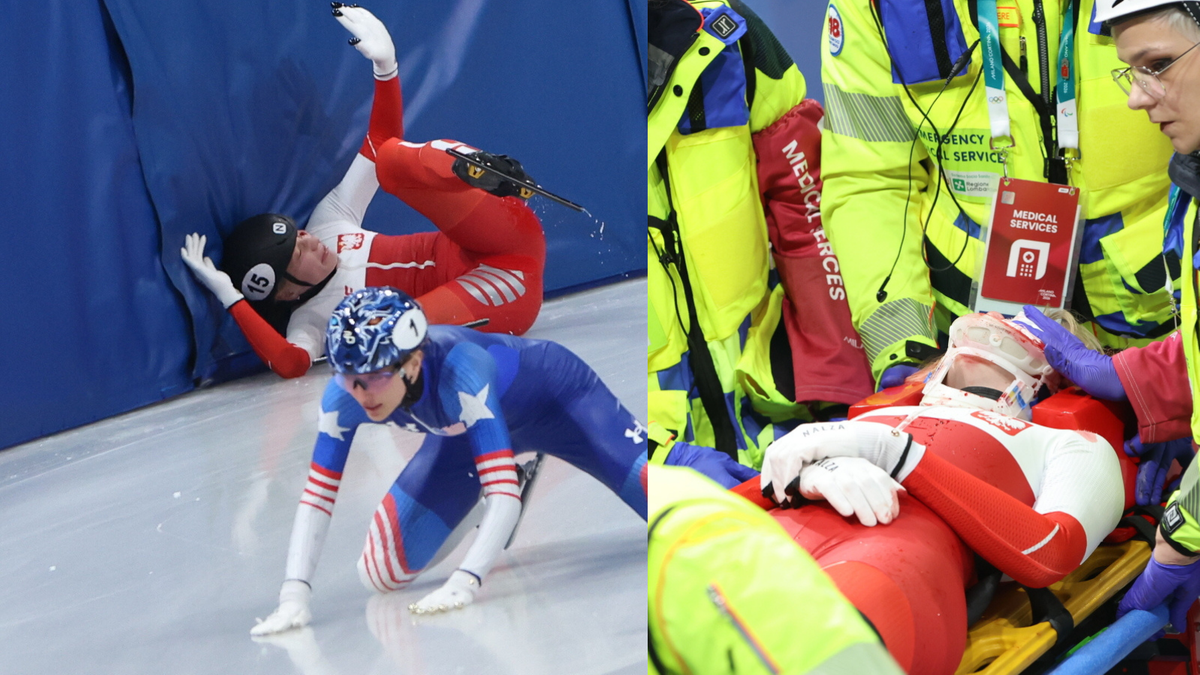 Łyżwiarki po upadku na lodowisku, jedna z nich jest opatrywana przez ratownik&oacute;w medycznych.
