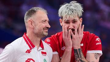 Dw&oacute;ch mężczyzn w strojach sportowych, jeden starszy uśmiechnięty, drugi młodszy z dłońmi przy twarzy.