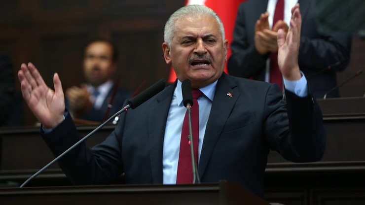 Premier Turcji obiecuje przestrzegać prawa przy oskarżaniu spiskowców