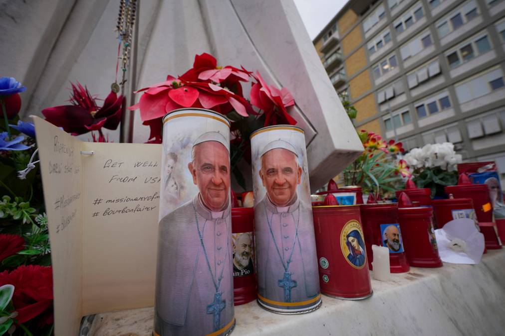 Wierni palą znicze przed szpitalem, gdzie przebywa papież Franciszek