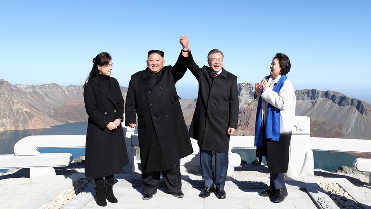 Kim i Mun wspólnie odwiedzili świętą górę Pektu-san. "Podkreślenie sukcesu dwustronnego szczytu"
