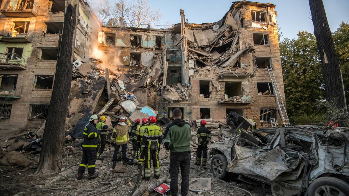 Zmasowany atak Rosjan na Kijów. "Pod gruzami są jeszcze ludzie"
