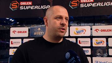 Zygmunt Kamys, mężczyzna o łysiej głowie, w czarnej koszulce, mówi do mikrofonu.