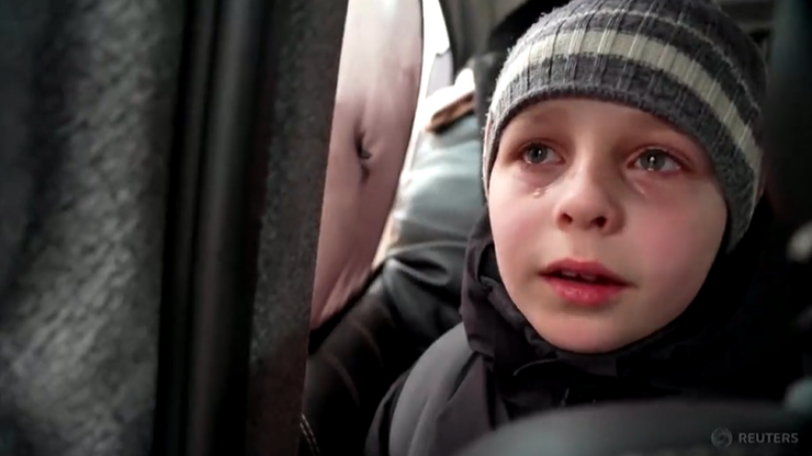 Wojna Rosja-Ukraina. Zapłakany chłopiec: Tata został w Kijowie i będzie pomagał naszym bohaterom