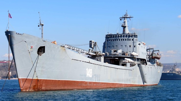 Wojna w Ukrainie. Sztab generalny: w porcie w Berdiańsku zniszczono rosyjski okręt "Saratow"
