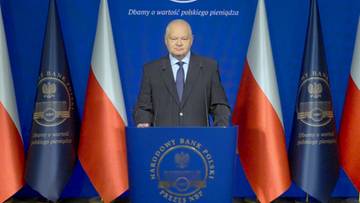 Adam Glapiński, prezes Narodowego Banku Polskiego, przemawia za m&oacute;wnicą.