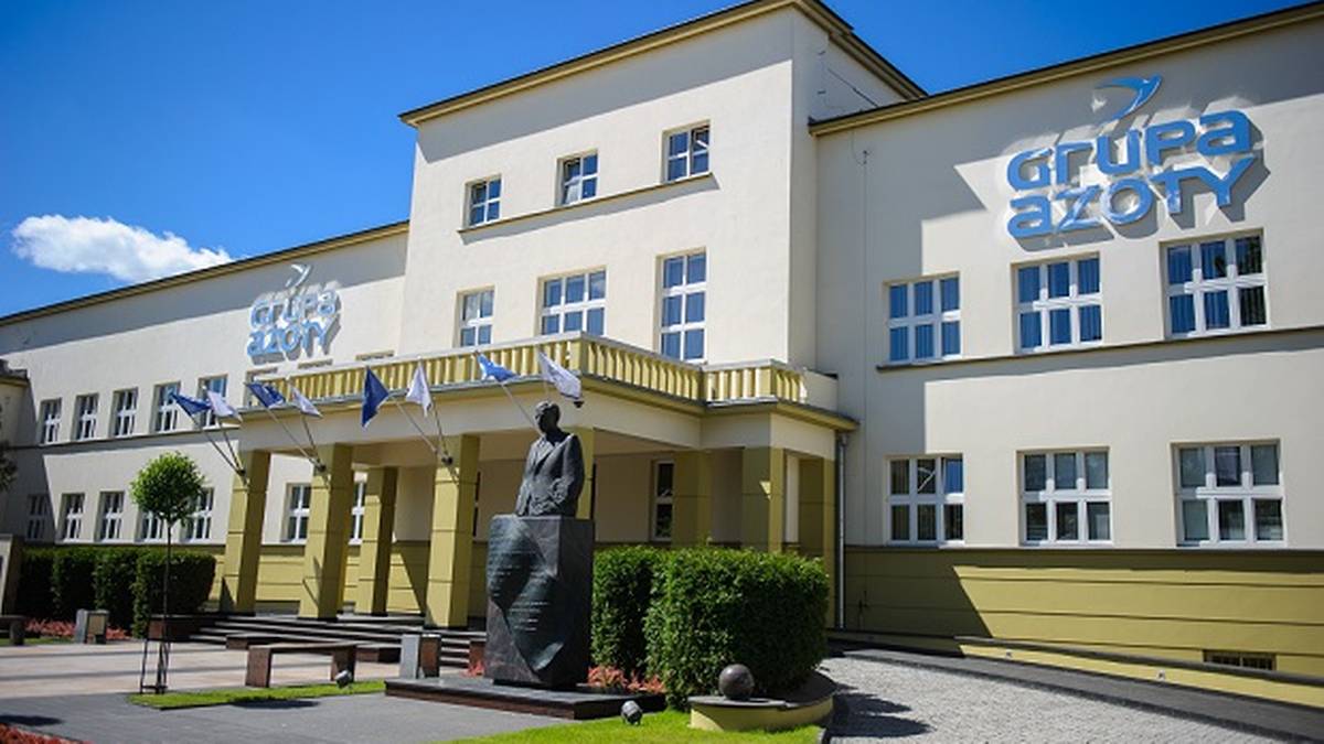 Budynek Grupy Azoty z widocznym logo i pomnikiem przed wejściem.