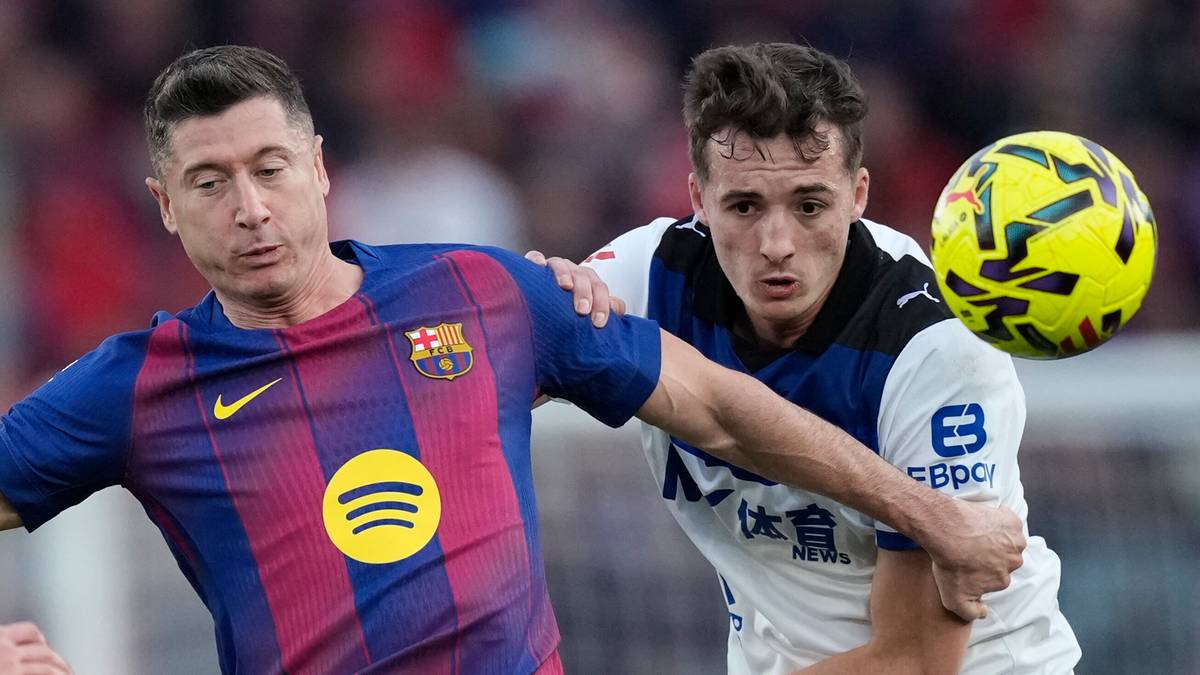 Piłkarz FC Barcelony Robert Lewandowski w akcji podczas meczu.