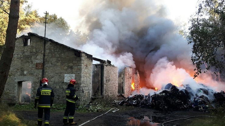 Potężny pożar magazynów z tekstyliami w Starachowicach