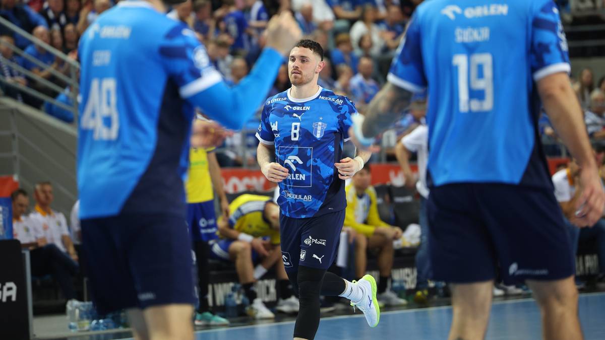 Trzech zawodnik&oacute;w Orlen Wisły Płock w niebieskich koszulkach na boisku do piłki ręcznej.