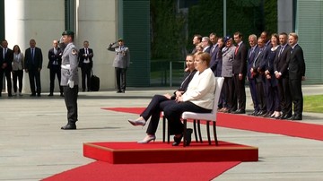 Kanclerz Niemiec i premier Danii odsłuchały hymnów na siedząco. Dzień po napadzie drgawek Merkel