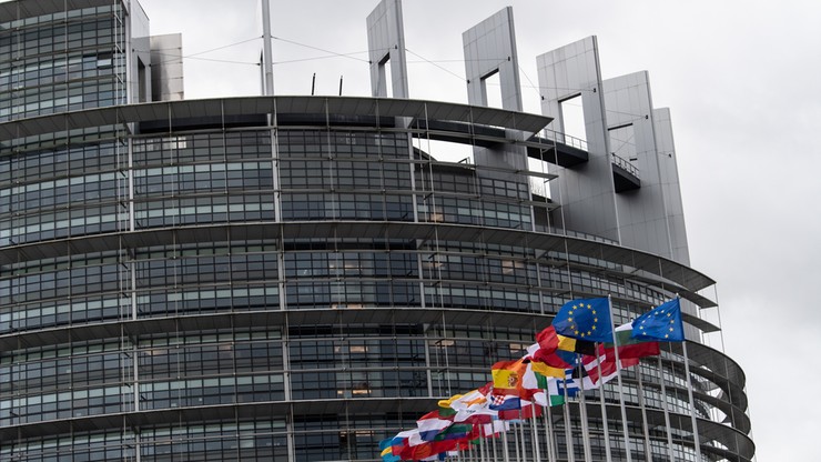 Europosłowie chcą wprowadzenia zasady "unijne pieniądze za praworządność"