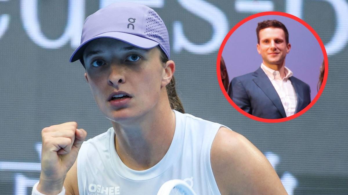 Iga Świątek podczas meczu tenisowego, z wstawką z portretem jej trenera.