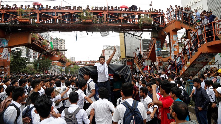 Uczniowie zablokowali ruch drogowy po śmierci kolegów. Domagają się bezpiecznego transportu w Dhace