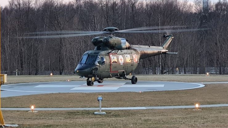 Kraków. Wojskowy helikopter przetransportował ukraińską rodzinę. "Rany postrzałowe"